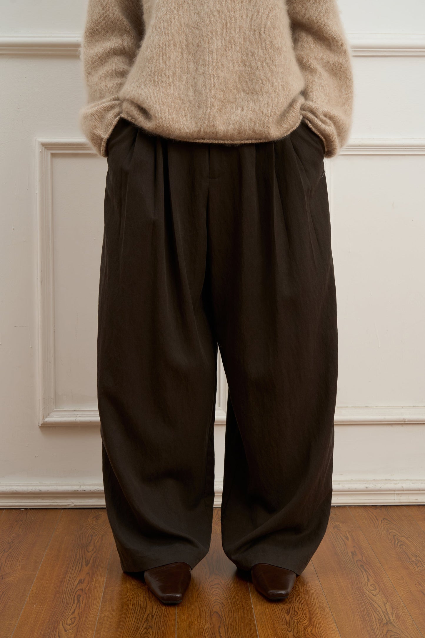 Straight-Leg Pleated Wide-Leg Pants for Effortless Style