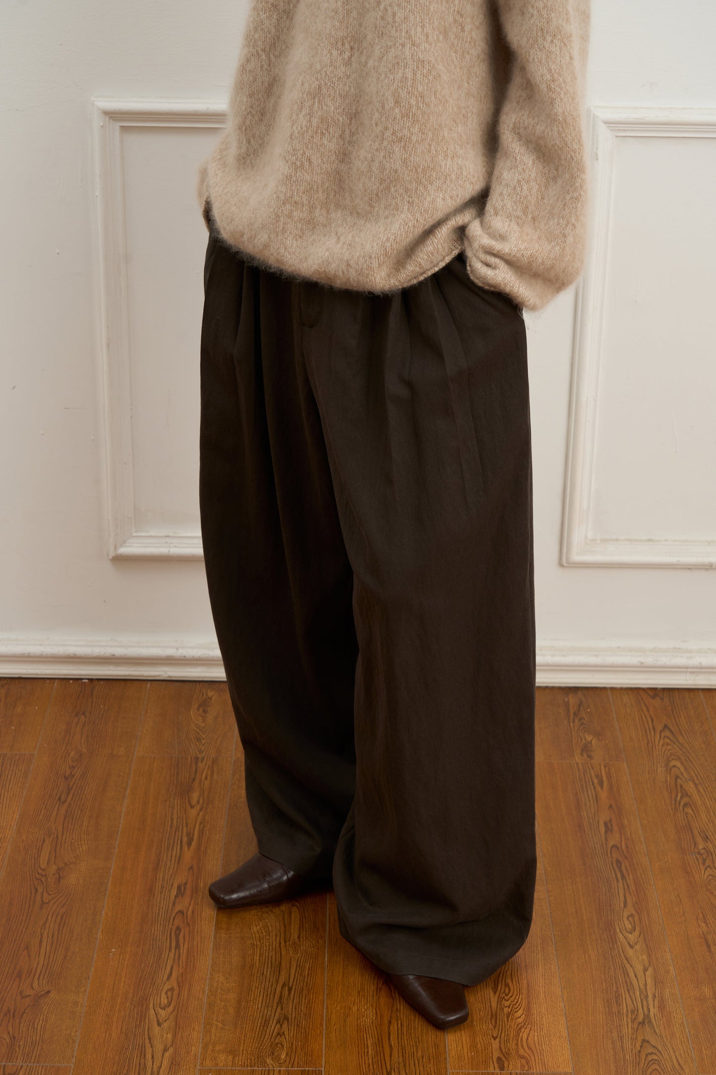 Straight-Leg Pleated Wide-Leg Pants for Effortless Style