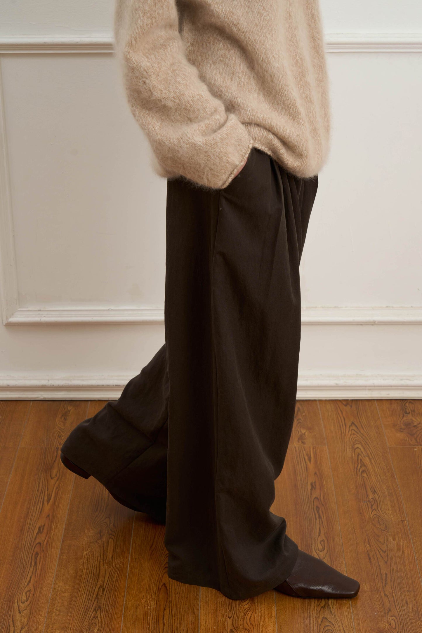 Straight-Leg Pleated Wide-Leg Pants for Effortless Style